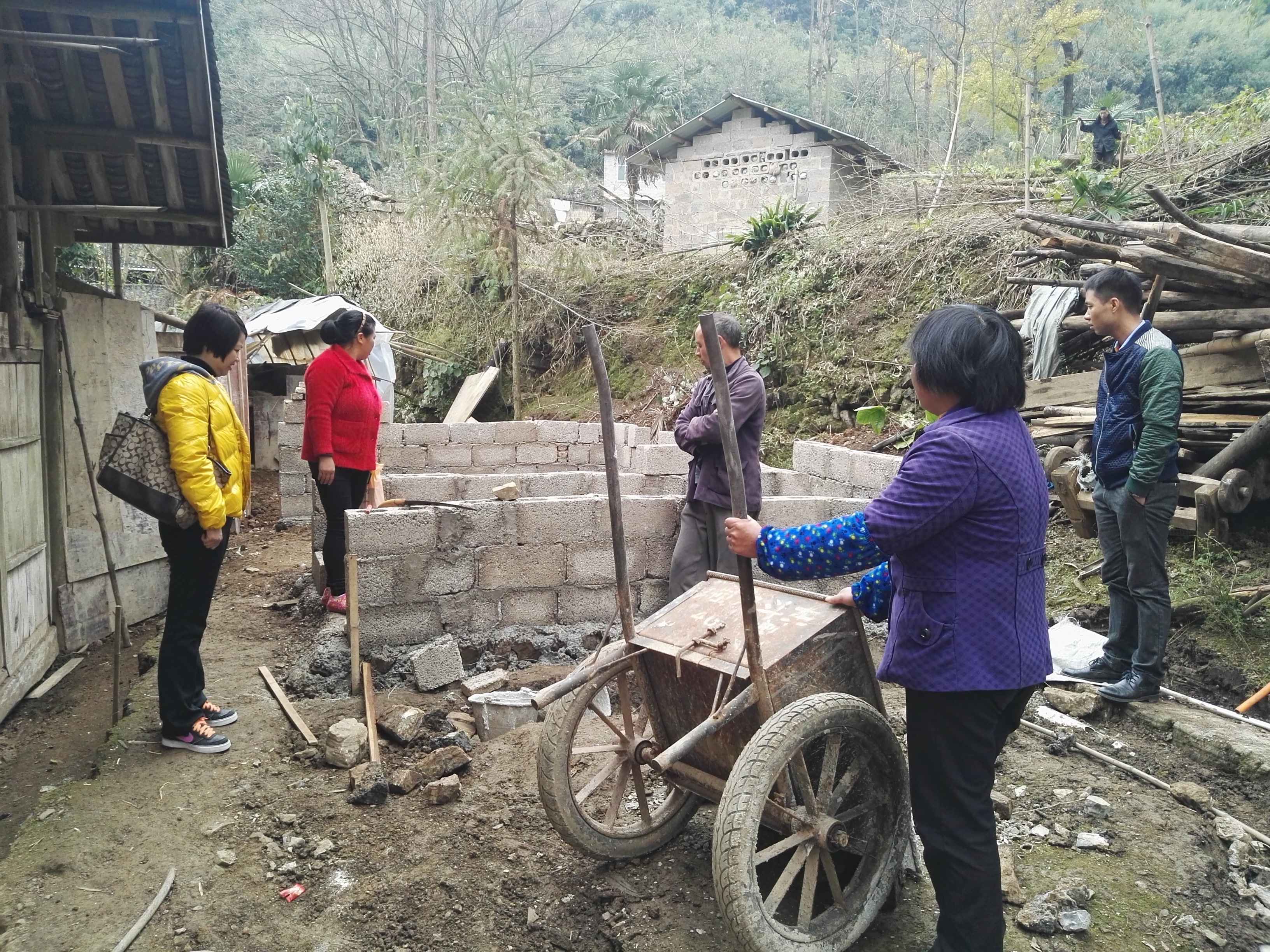 冷雪梅到六龙山村调研脱贫攻坚工作